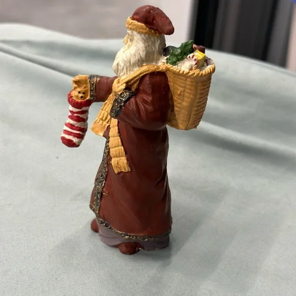 Santa collectible figure in plaster. Santa carries a stocking & basket of treats - Picture 3 of 9